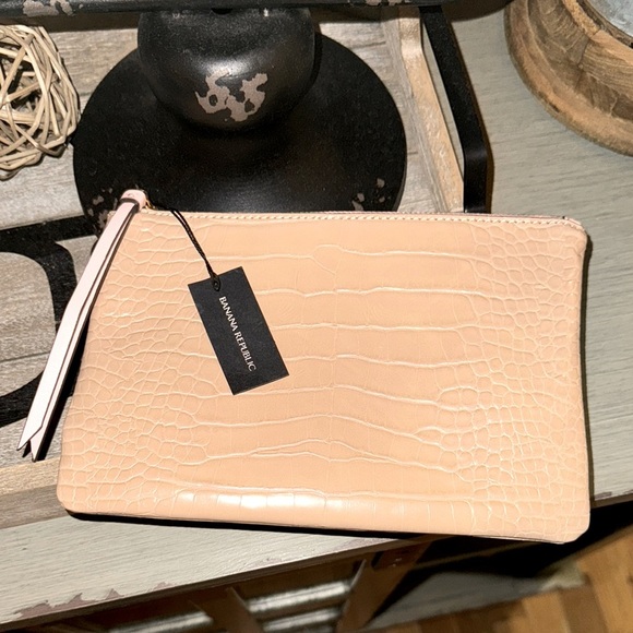 NWT Banana Republic Croc-Embossed Clutch Medium Zip Pouch Biscotti Pink Interior - Picture 1 of 6